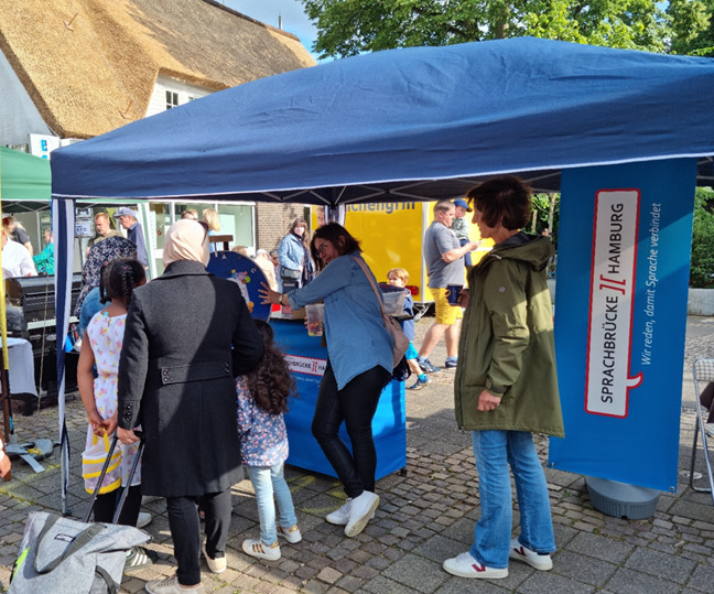 Der Stand von Sprachbrücke-Hamburg e.V. bei „Rissen für Alle“