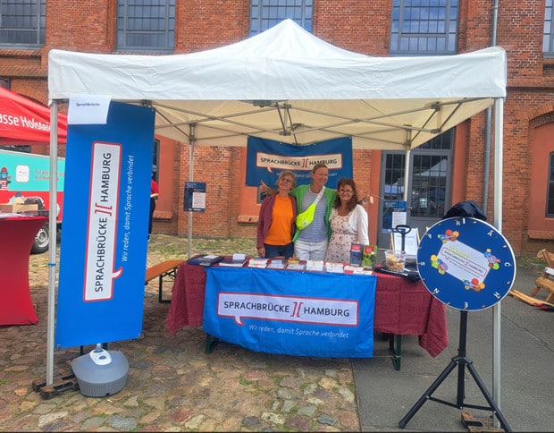 Der Stand von Sprachbrücke-Hamburg e.V. auf dem Hoffest in Barmbek bei „Barmbek schwingt“