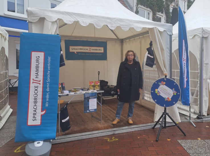 Der Stand von Sprachbrücke-Hamburg e.V. im Hamburger Schietwetter beim Blaulichttag Altona.